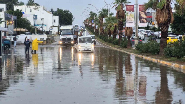 Bodrum'da sağanak nedeniyle kapanan Konacık Atatürk Bulvarı trafiğe açıldı