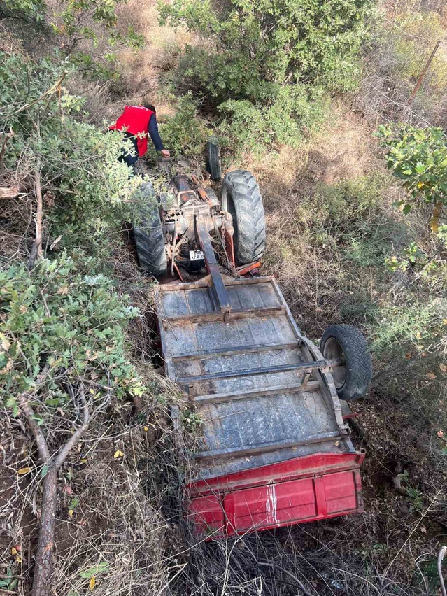 Balıkesir Ayvalık'ta ters dönen traktörün sürücüsü yaralanarak hastaneye kaldırıldı