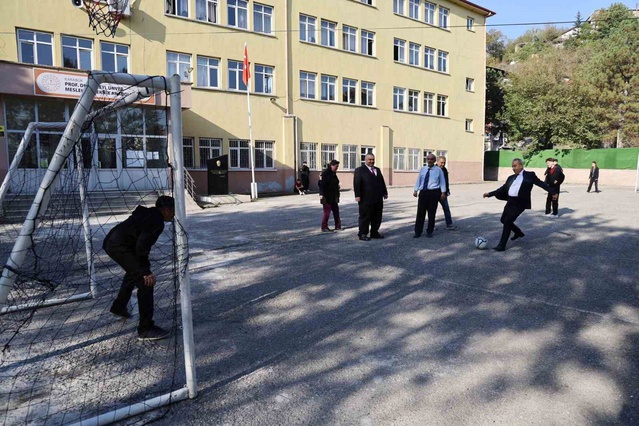 Karabük İl Milli Eğitim Müdürü Akbaş, meslek lisesinde öğrencilerle sohbet etti