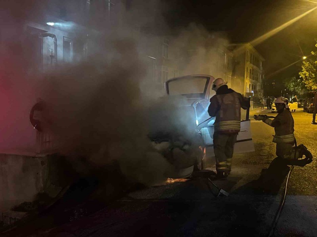 Edirne'de park halindeki otomobil gece alev aldı, yangında kimse yaralanmadı