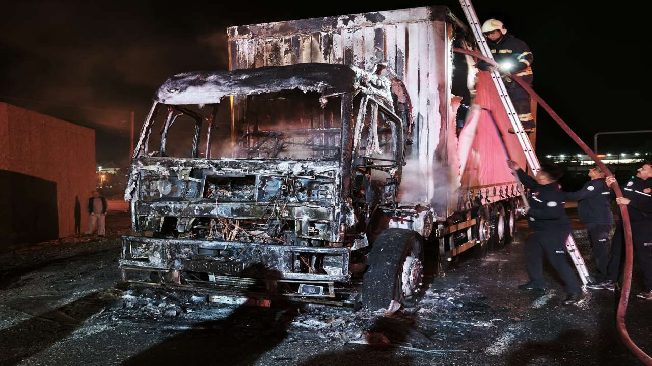 Su yüklü kamyon alevlere teslim oldu