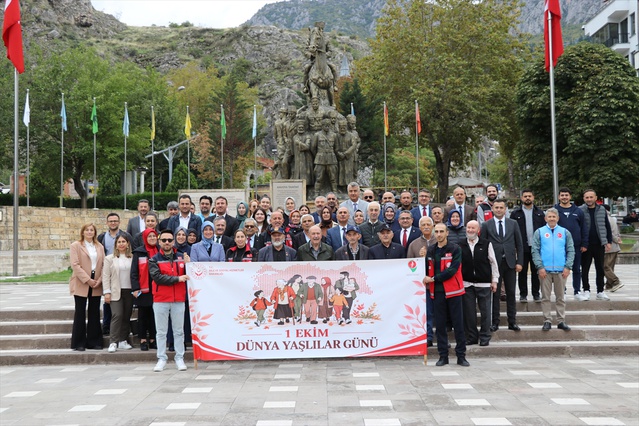 Amasya'da Yaşlılar Günü yürüyüşüne Vali Yardımcısı Adem Ünal katıldı