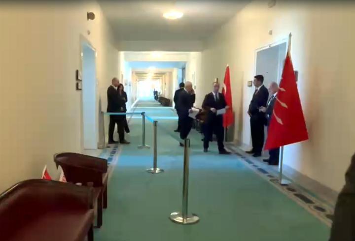Meclis'te şaşırtan görüntü: Kemal Kılıçdaroğlu ile kendi odasının arasına şerit çektirdi!
