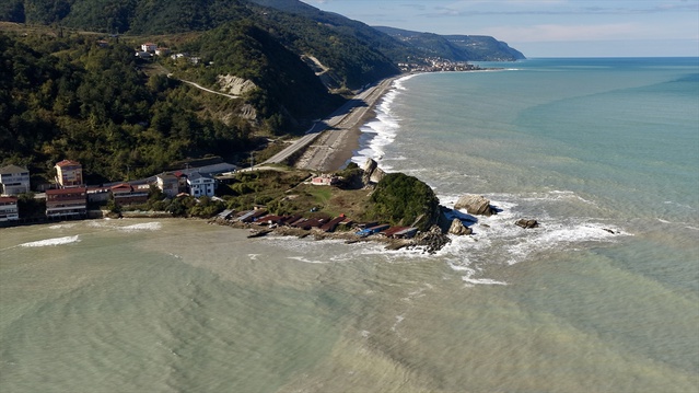 Sinop Türkeli'de sağanak sonrası balçık Karadeniz'in rengini kahverengiye döndürdü