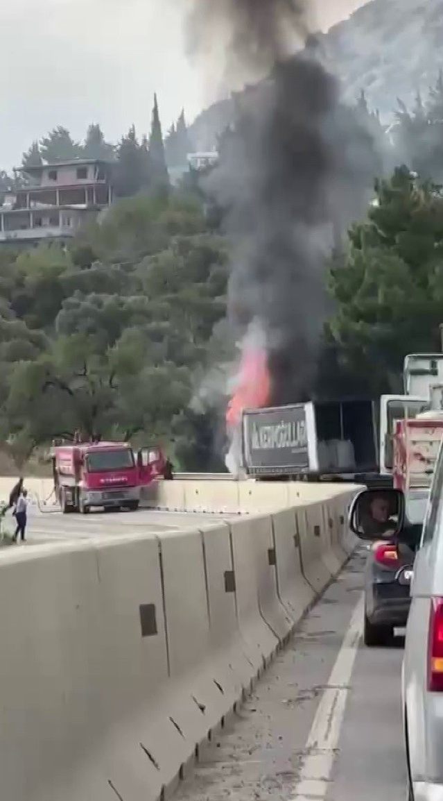 Hatay'da tırı alev topuna çeviren yangın dorseye sıçramadan kontrol altına alındı