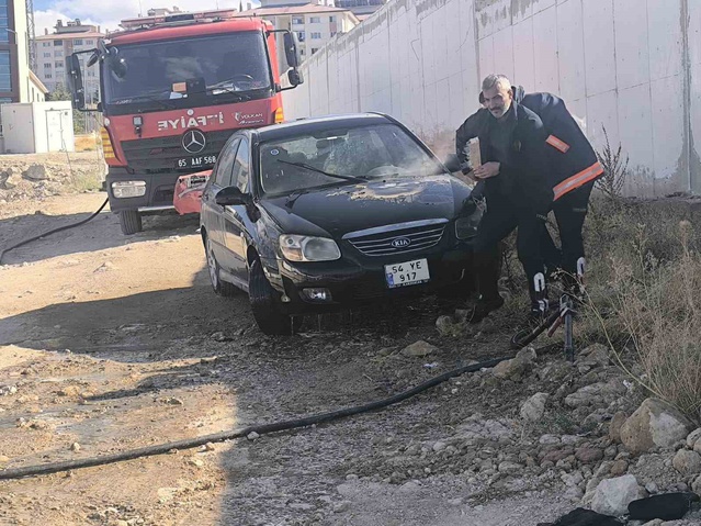 Van Edremit'te park halindeki otomobilin motoru yanmaya başladı, itfaiye söndürdü