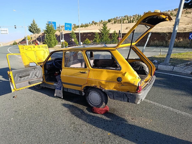 Elazığ-Diyarbakır karayolunda çarpışan iki otomobilde 1 kişi öldü, 2 kişi yaralandı.