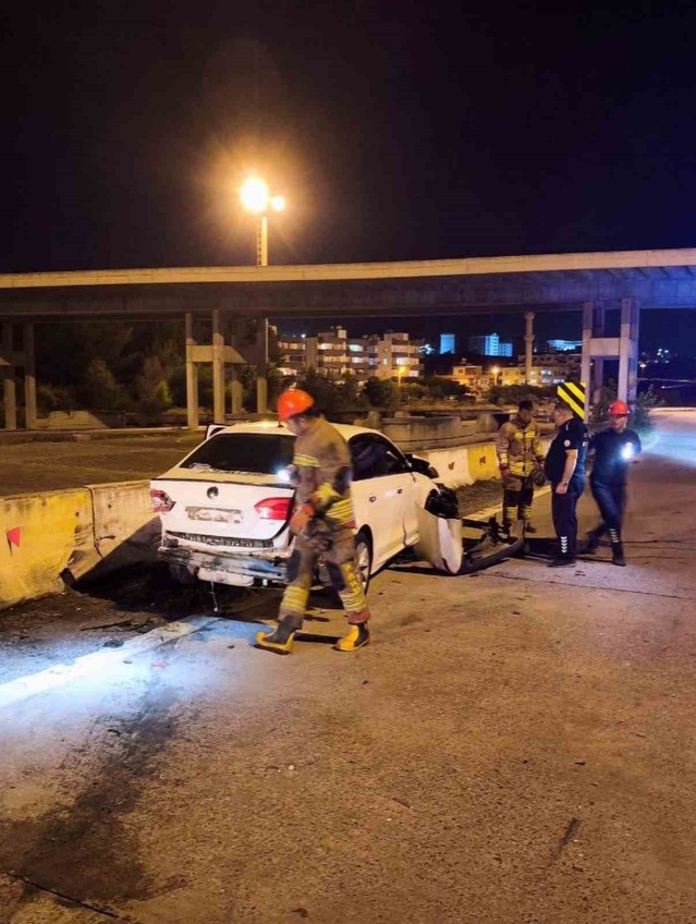 Hatay İskenderun'da bariyerlere çarpan otomobilin sürücüsü yaralandı