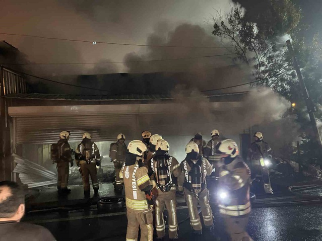 Esenyurt'ta tekstil iş yerindeki yangın söndürüldü, ölen ya da yaralanan olmadı