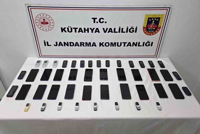 Kütahya Simav'da jandarma 1 milyon 600 bin TL değerinde 45 kaçak telefon ele geçirdi
