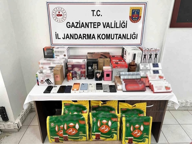 Gaziantep'te jandarma operasyonunda 1 milyon 210 bin TL'lik kaçak ürün ele geçirildi