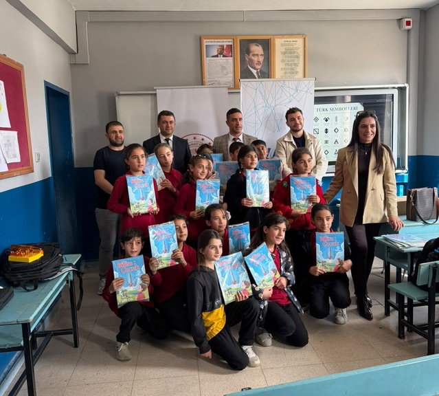 Van Saray'da öğrenciler VR gözlük ve deney setleriyle bilim ve teknolojiyi keşfetti