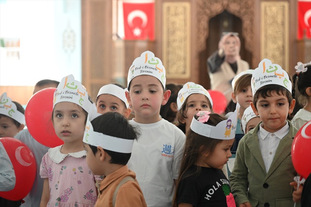 Kadirli'de Kur'an kursuna başlayan çocuklar taç giyip Amin Alayı geçişi yaptı