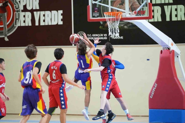 Muğla'da genç basketbolcular ilçe birinciliği için parkede mücadele ediyor