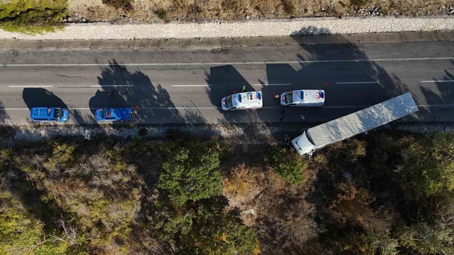 Edirne'de Hamzabeyli'de tır karşı şeride geçti, kamyonet devrildi, 4 kişi yaralandı