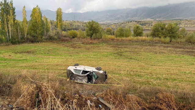 Malatya Doğanşehir'de sabah saatlerinde otomobil şarampole devrildi, 2 kişi yaralandı