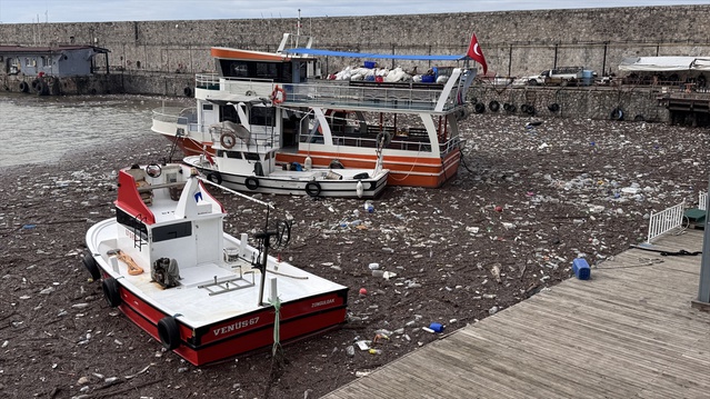 Üzülmez Deresi'nin taşıdığı atıklar Zonguldak Limanı'nda teknelerin çevresini sardı