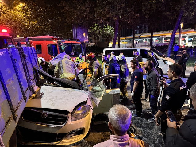 Beyoğlu'nda taksiye arkadan çarpan otomobilde sıkışan 3 kişiyi itfaiye kurtardı
