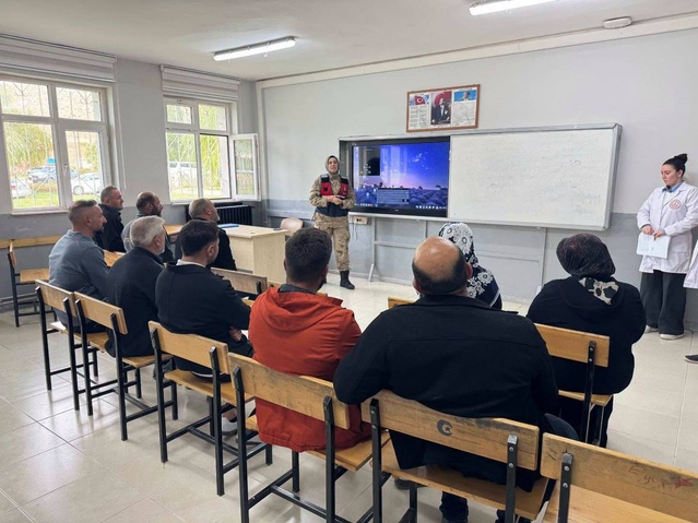 Erzincan'da jandarma okul ve umuma açık yer denetimlerinde 2 bin 540 kişiyi sorguladı