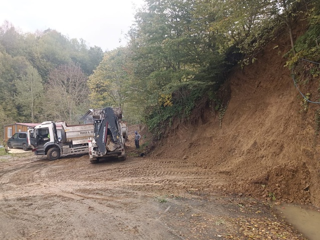 Düzce Gölyaka'da toprak kaymaları İl Özel İdaresi ekiplerince giderildi