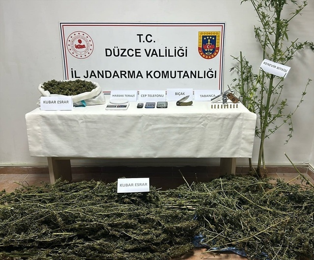 Düzce Gümüşova'da 2 şüpheli gözaltına alındı, 7 kilo 100 gram kubar esrar ele geçirildi