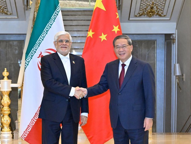 Çin Başbakanı Li Qiang, Duşanbe'de Arif ile Ortadoğu barışını görüştü