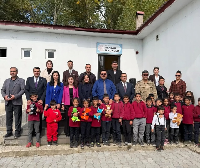 Ağrı Patnos'ta Başsavcı ve hakim, Aladağ İlkokulu öğrencilerine hediye verdi