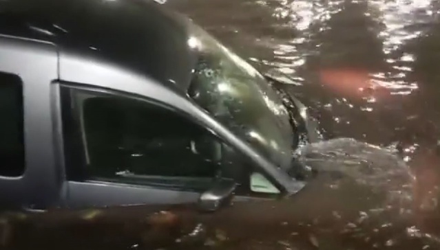 İstanbul Pendik Çamçeşme'de alt geçit su dolunca sürücü ve kızı araçta mahsur kaldı