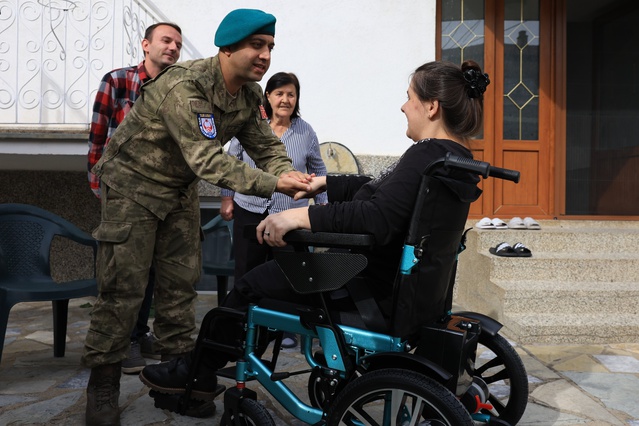 MSB, Prizren'de özel gereksinimli Kosovalı Türk'e akülü sandalye verildiğini duyurdu