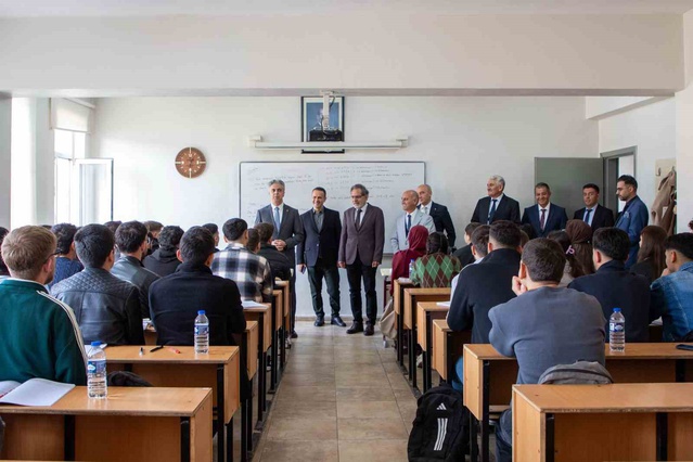 EBYÜ Rektörü Kuyrukluyıldız, Refahiye'de öğrencilerin talep ve görüşlerini dinledi