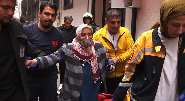 İstanbul Zeytinburnu'nda sobanın devrildiği iddia edilen yangında 2 kişi kurtarıldı