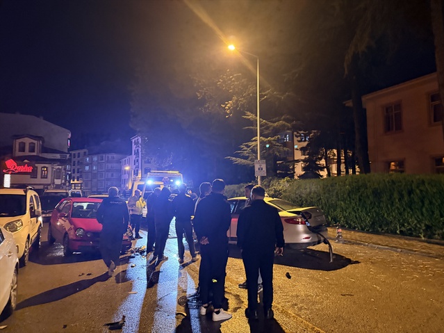 Ankara Çubuk'ta iki otomobil çarpıştı, 2 yaralı hastaneye kaldırıldı