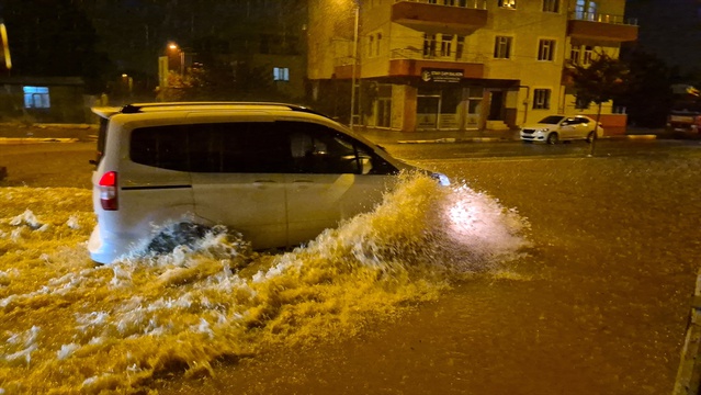 Adıyaman'da sağanak su birikintisi oluşturdu, mahsur sürücüleri itfaiye kurtardı