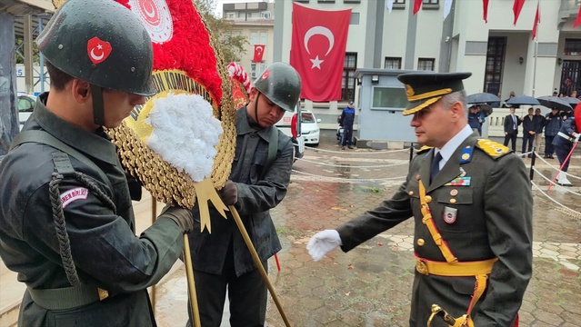 Ödemiş ve Bayındır'da 29 Ekim Cumhuriyet Bayramı'nda protokol çelenk sundu