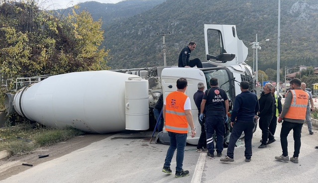 Çorum Laçin'de beton mikseri devrildi, çarptığı otomobilde 3 kişi yaralandı