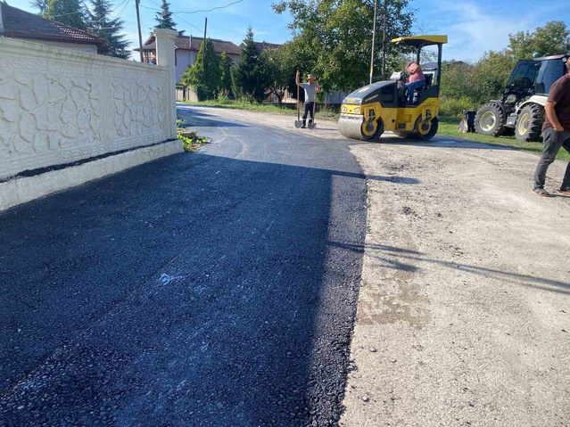 Düzce Çalıcuma'da İl Özel İdaresi ekipleri bozuk yol kesimlerinde asfalt yama yapıyor