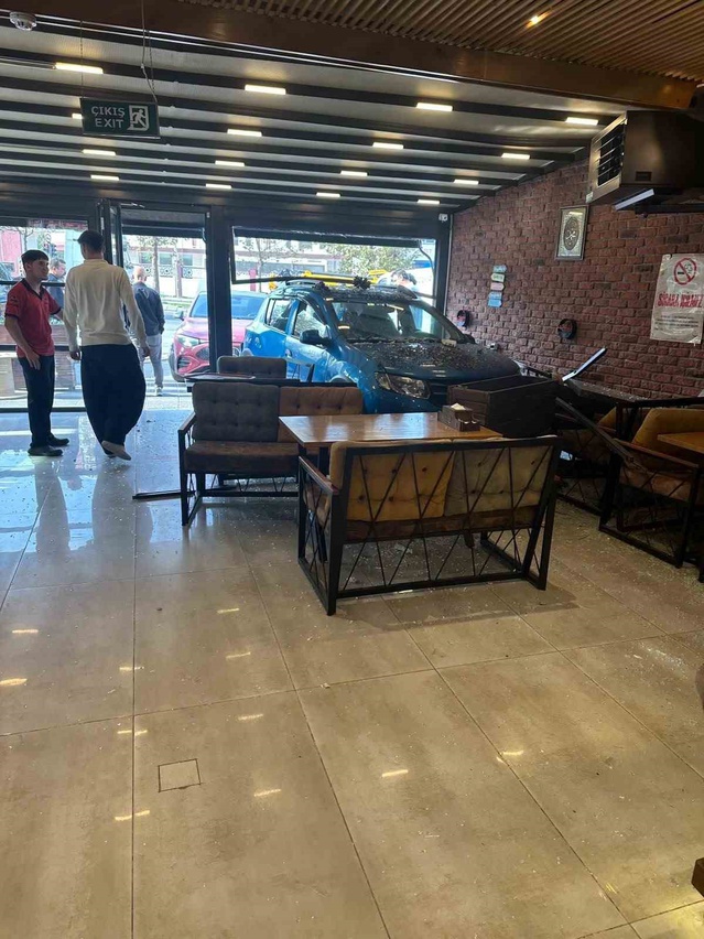 Esenyurt'ta kadın sürücünün çarptığı otomobil börekçiye daldı, müşteri ucuz atlattı