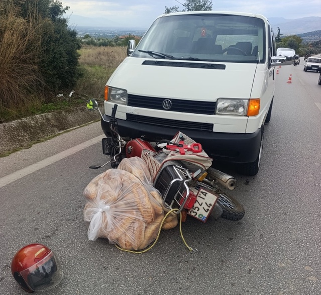 İzmir Ödemiş'te motosikletle panelvan çarpıştı, yaralı sürücü hastaneye kaldırıldı