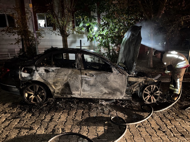 Edirne'de park halindeki otomobilin motorunda yangın çıktı, araç kullanılamaz oldu