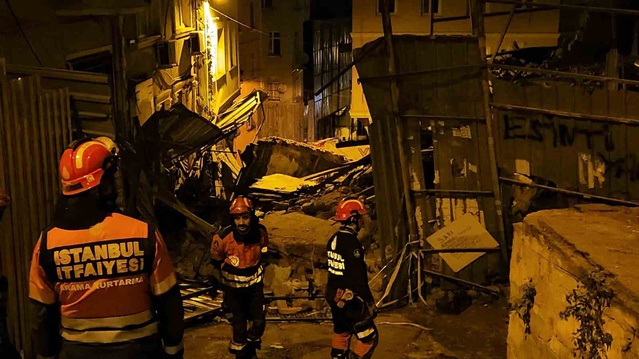 Beyoğlu'nda 5 katlı metruk bina çöktü, ilk incelemelere göre can kaybı yok