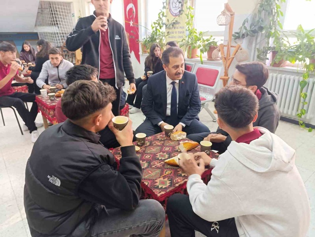 Afyonkarahisar Bolvadin'de çorba ikramına İlçe Milli Eğitim Müdürü Keleş katıldı