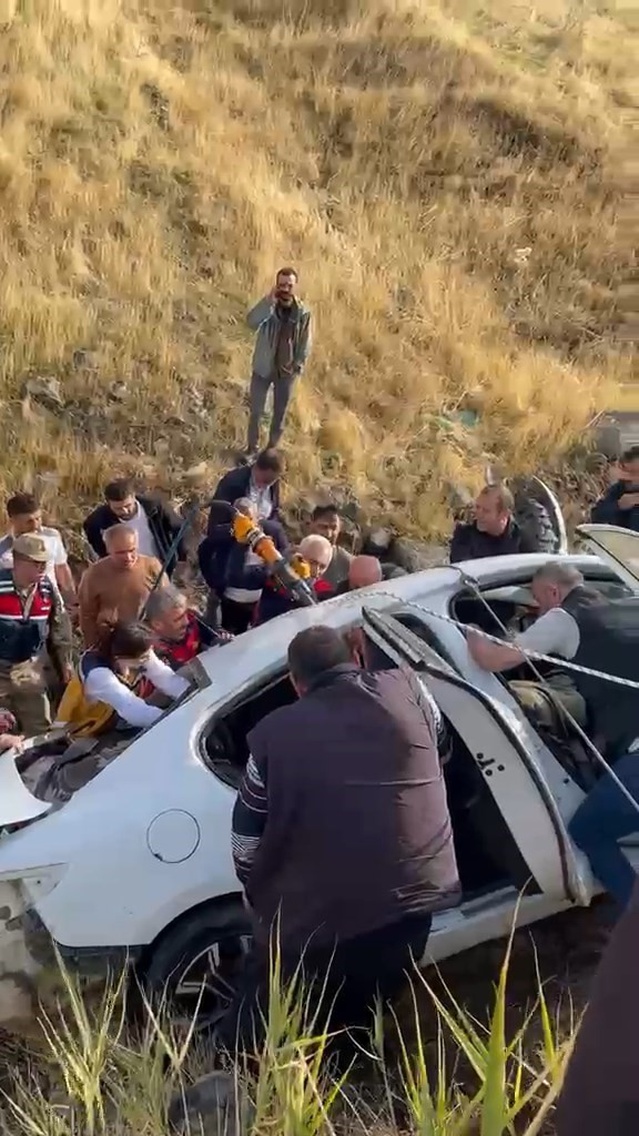 Elazığ Karakoçan'da otomobil takla attı, itfaiye araçta sıkışan 3 yaralıyı çıkardı