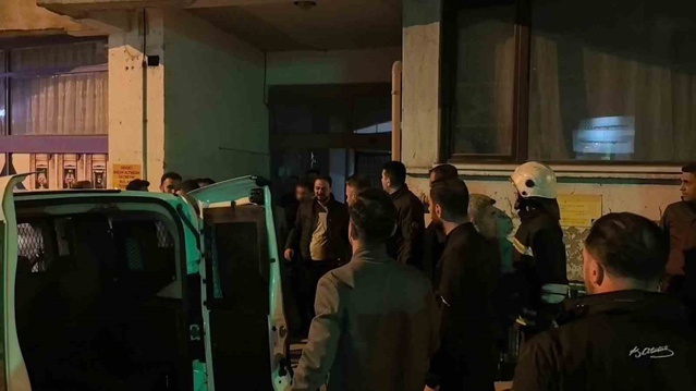 Erzurum Yakutiye'de firari, eşinin iknasıyla çatıdan yaralı indirildi ve gözaltına alındı