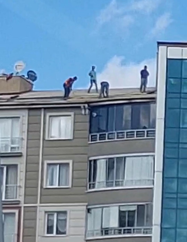 Yozgat Karatepe'de güvenlik önlemsiz çatı çalışması yürekleri ağza getirdi