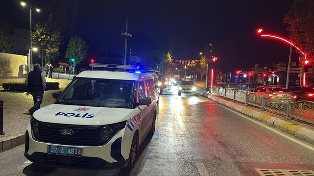 Edirne Atatürk Bulvarı'nda taksi ile midibüs çarpıştı, taksideki yolcu yaralandı