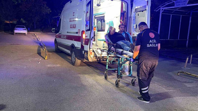 Adıyaman Kahta'da kavşakta iki otomobilin karıştığı kazada 8 kişi yaralandı